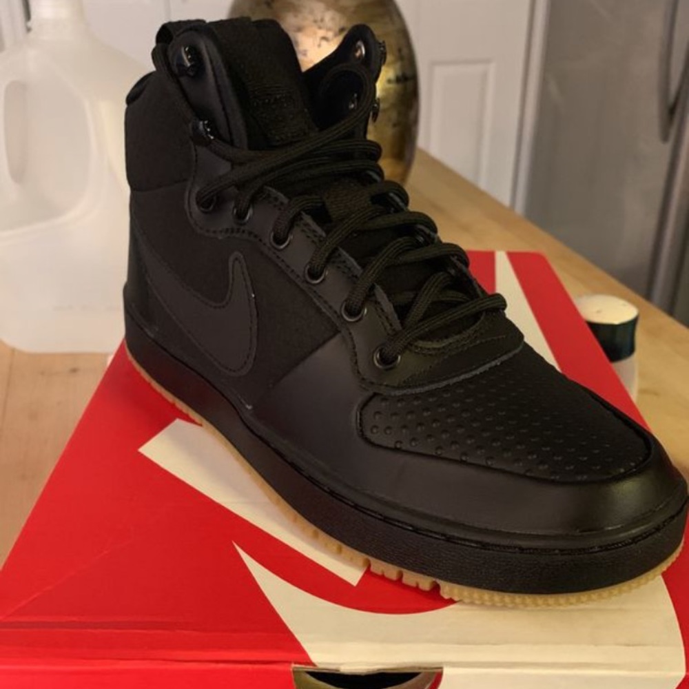 Nike shoes size 7 youth brand new